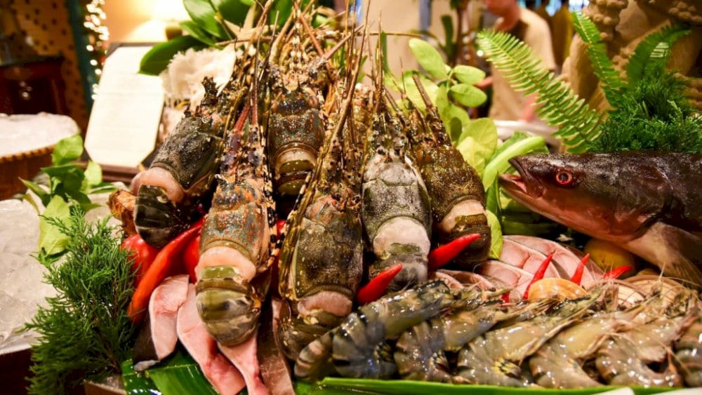 After a soothing walk, head to the nearby restaurants to enjoy fresh seafood